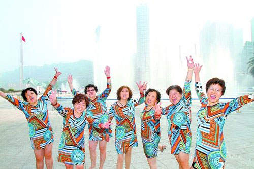 南滨路烟雨公园，7个姊妹伙又穿上相同的衣服，一起耍一起疯。 