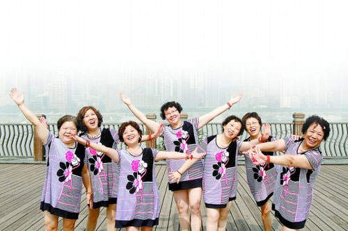 又到了聚会的日子，7个姊妹伙穿着同样的衣服来到南滨路烟雨公园。 