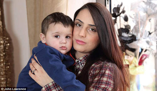 悲剧性过失：瓦西里·克利斯皮尔和他的妈妈艾琳娜（Elena）。瓦西里出生后不久得了黄疸。